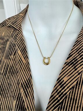 Gold Horseshoe Pendant Necklace - Elegant Women’s Jewelry